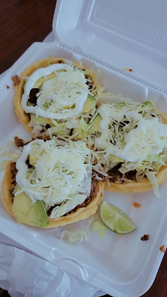 Sopes Con Aguacate